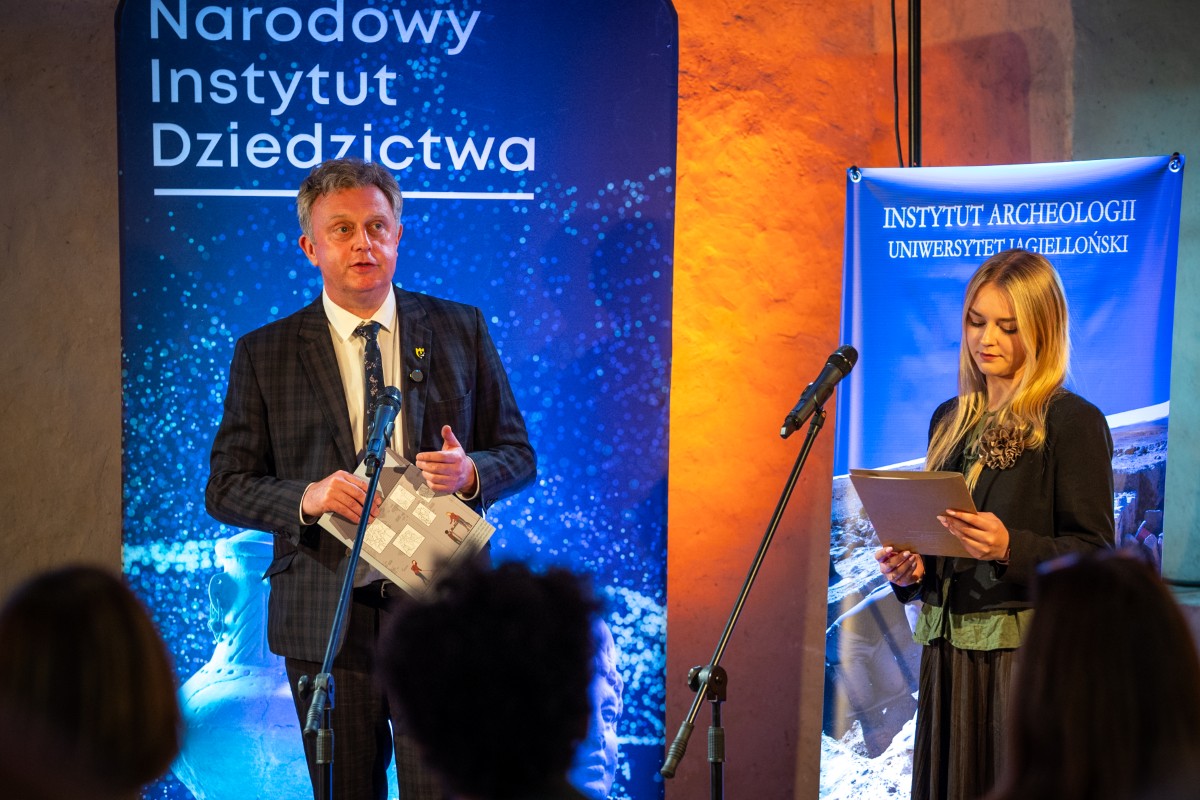 Zdjęcie przedstawia prezentację dr. Przemysława Nocunia