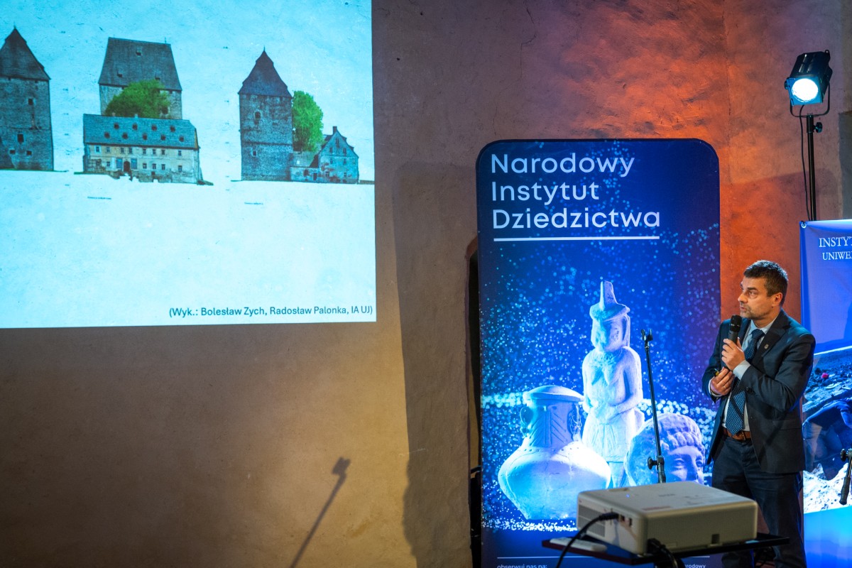 Zdjęcie przedstawia prezentację prof. Radosława Palonki